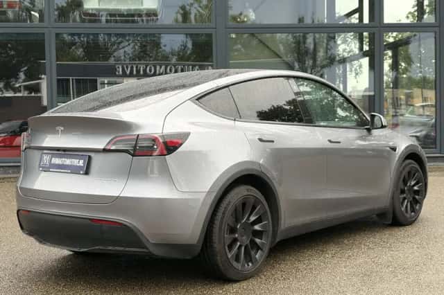 Tesla Model Y (2023) thumbnail 5