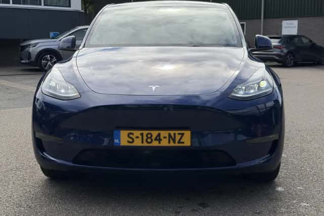 Tesla Model Y (2023) thumbnail 2