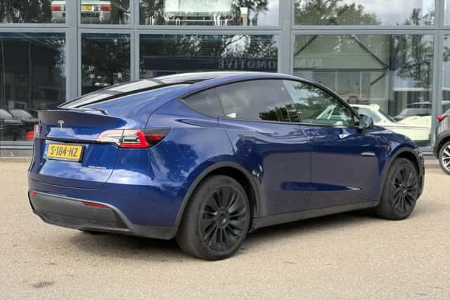 Tesla Model Y (2023) thumbnail 4