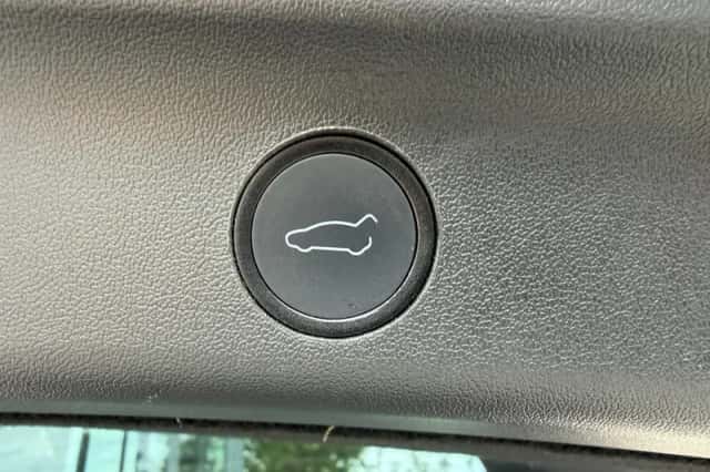 Tesla Model Y (2023) thumbnail 5