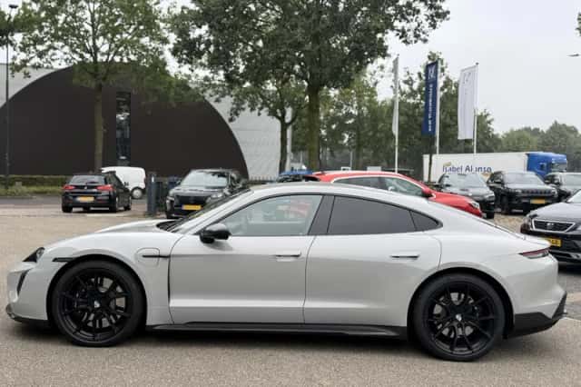 Porsche Taycan (2022) thumbnail 2