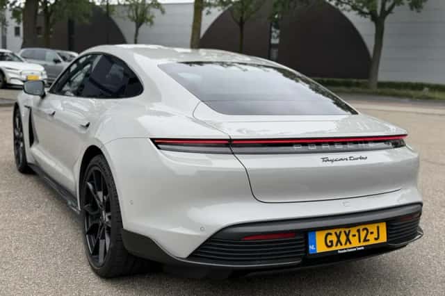 Porsche Taycan (2022) thumbnail 4