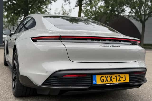 Porsche Taycan (2022) thumbnail 6