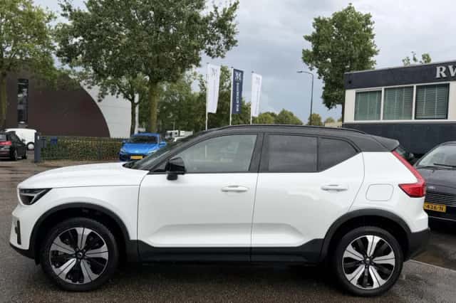 Volvo XC40 (2023) thumbnail 2