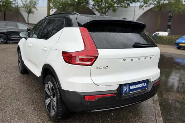 Volvo XC40 (2023) thumbnail 4