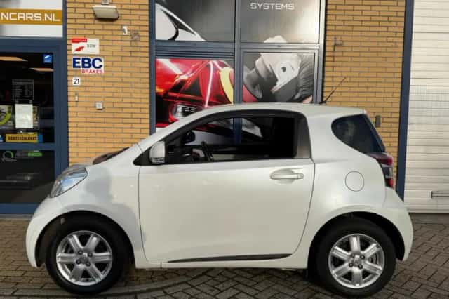 Toyota IQ (2012) thumbnail 5