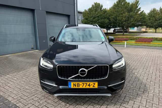 Volvo XC90 (2017) thumbnail 2