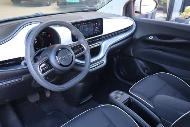 Fiat 500 (2023) thumbnail 3