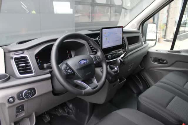 Ford Transit (2023) thumbnail 2