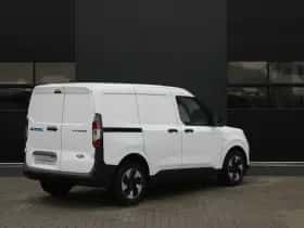 Ford E-Transit Courier (2024) thumbnail 6