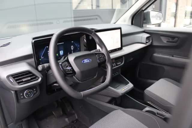Ford E-Transit Courier (2024) thumbnail 2