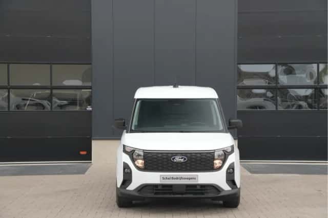Ford E-Transit Courier (2024) thumbnail 3