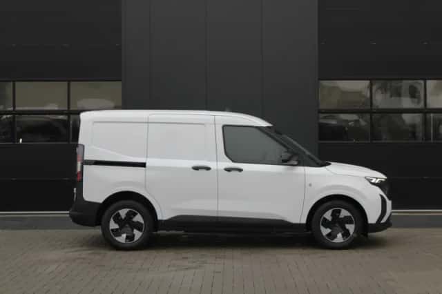 Ford E-Transit Courier (2024) thumbnail 5