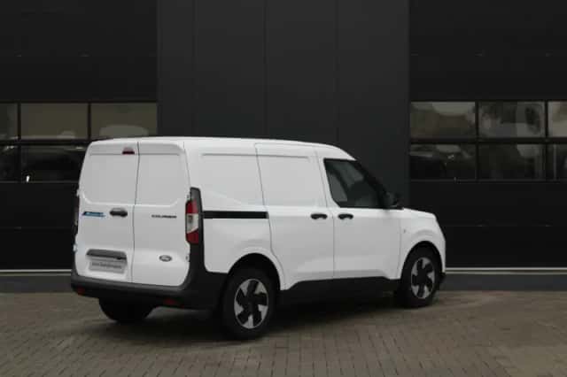 Ford E-Transit Courier (2024) thumbnail 6