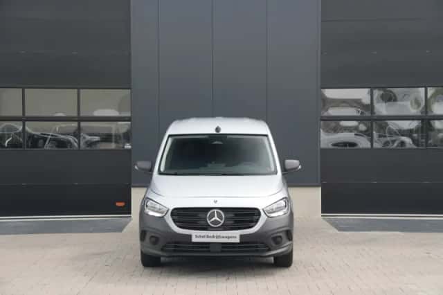 Mercedes-Benz eCitan (2024) thumbnail 2