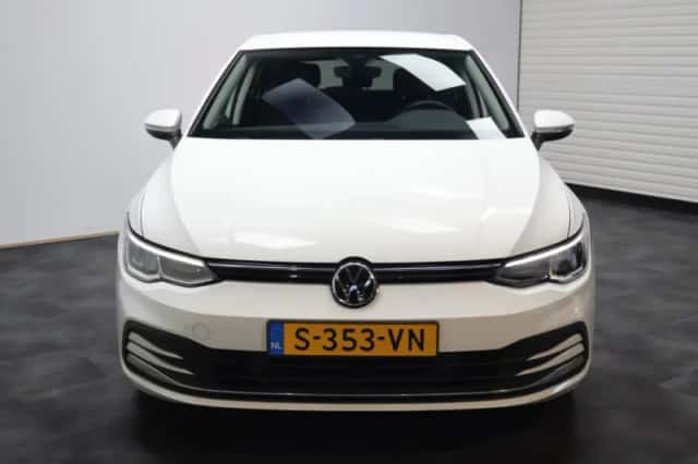 Volkswagen Golf (2022) thumbnail 2