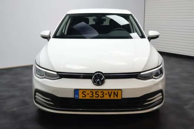 Volkswagen Golf (2022) thumbnail 2