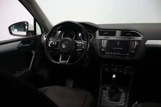 Volkswagen Tiguan (2016) thumbnail 2