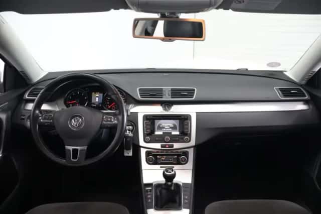 Volkswagen Passat (2011) thumbnail 2