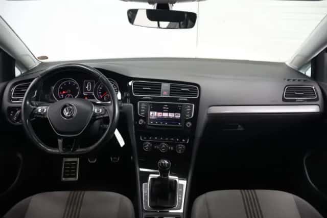 Volkswagen Golf (2016) thumbnail 2