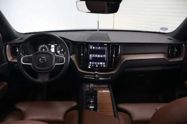 Volvo XC60 (2021) thumbnail 2