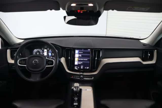 Volvo XC60 (2021) thumbnail 2