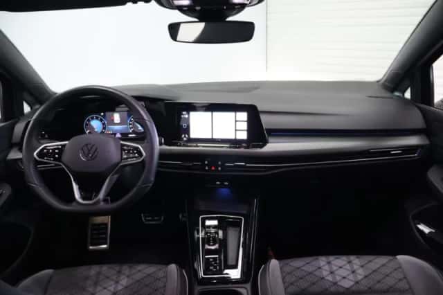 Volkswagen Golf (2023) thumbnail 2