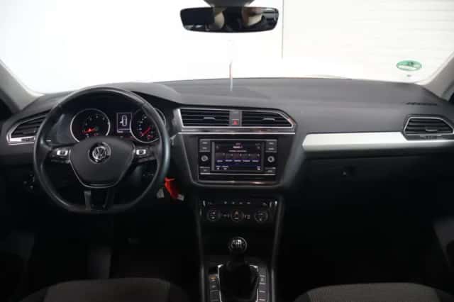 Volkswagen Tiguan (2017) thumbnail 2