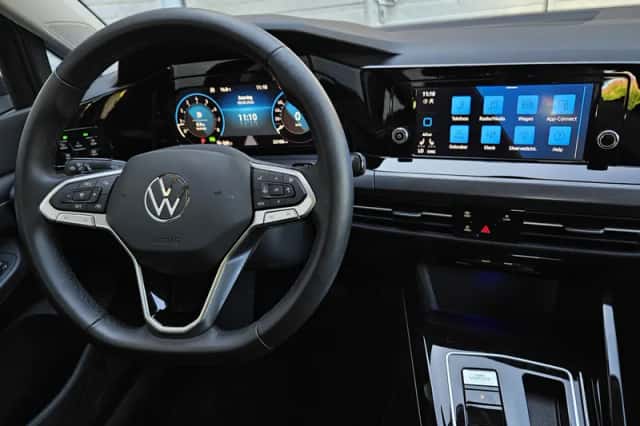 Volkswagen Golf (2024) thumbnail 5
