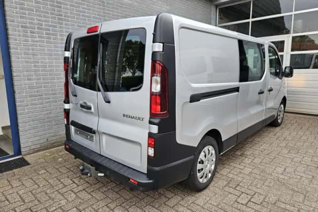Renault Trafic (2016) thumbnail 2