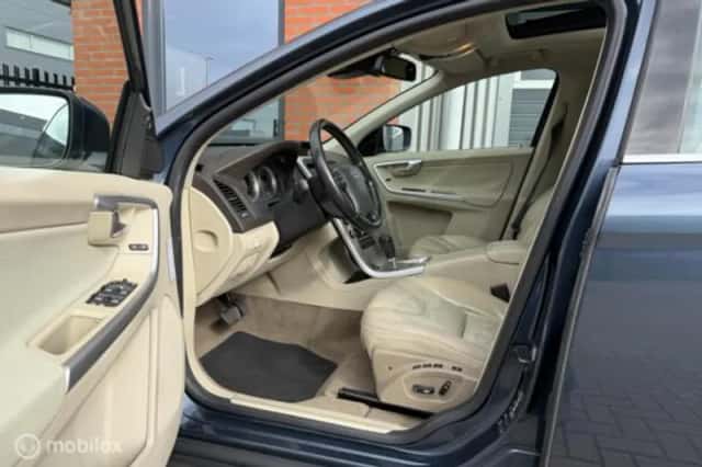 Volvo XC60 (2012) thumbnail 4