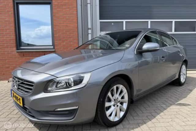 Volvo S60 (2016) thumbnail 2