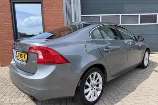 Volvo S60 (2016) thumbnail 3