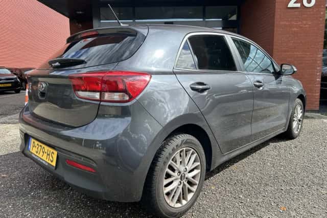 Kia Rio (2017) thumbnail 3
