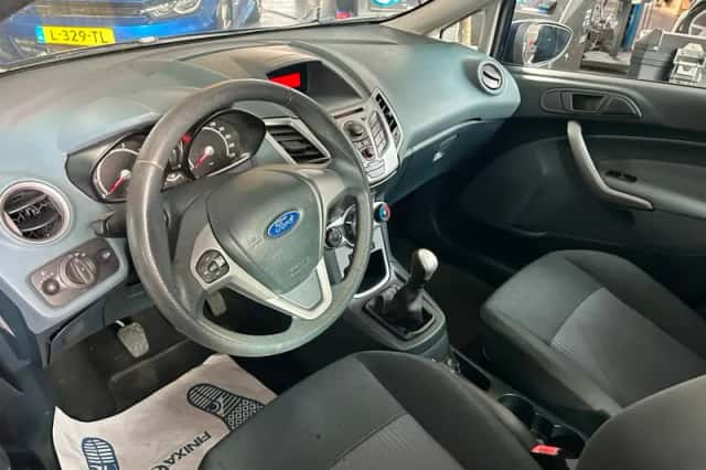 Ford Fiesta (2010) thumbnail 2