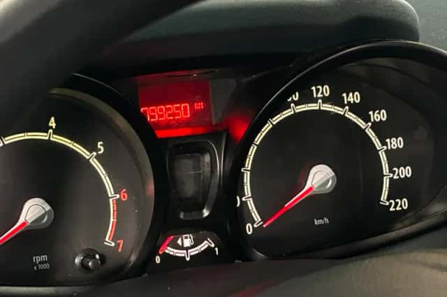 Ford Fiesta (2010) thumbnail 4