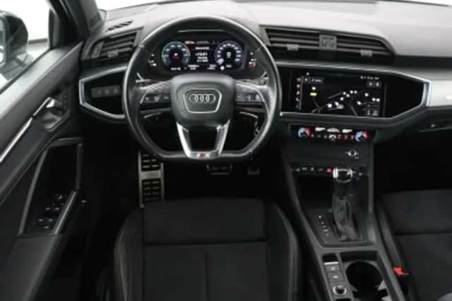 Audi Q3 (2023) thumbnail 3
