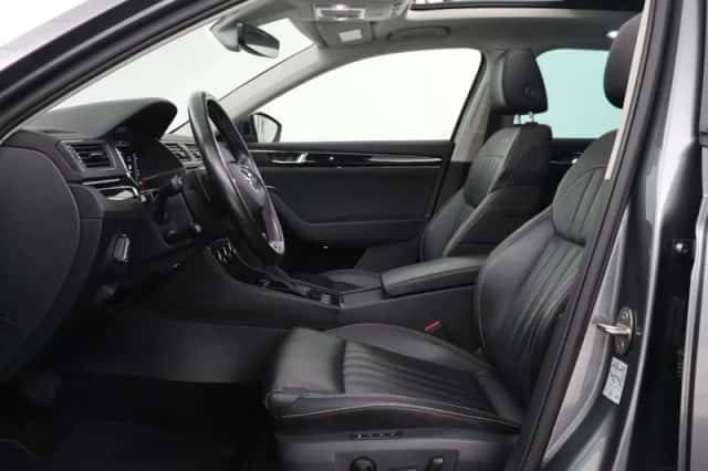 Škoda Superb (2022) thumbnail 3