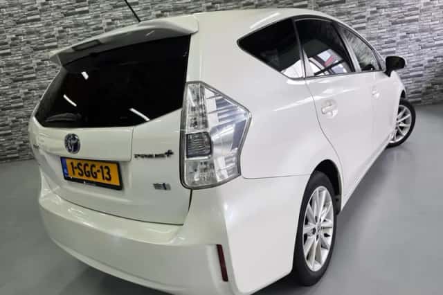 Toyota Prius Wagon (2012) thumbnail 2