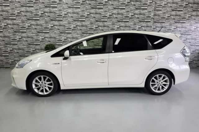 Toyota Prius Wagon (2012) thumbnail 3