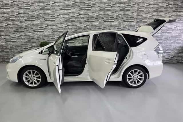 Toyota Prius Wagon (2012) thumbnail 4