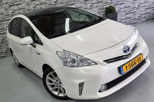 Toyota Prius Wagon (2012) thumbnail 5