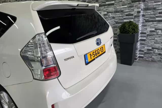 Toyota Prius Wagon (2012) thumbnail 6
