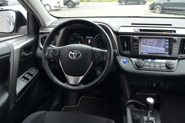 Toyota RAV4 (2018) thumbnail 2