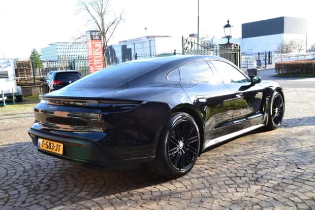 Porsche Taycan (2021) thumbnail 5