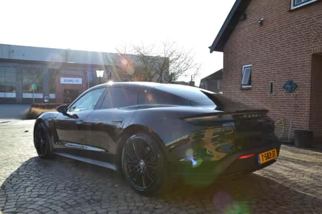 Porsche Taycan (2021) thumbnail 3