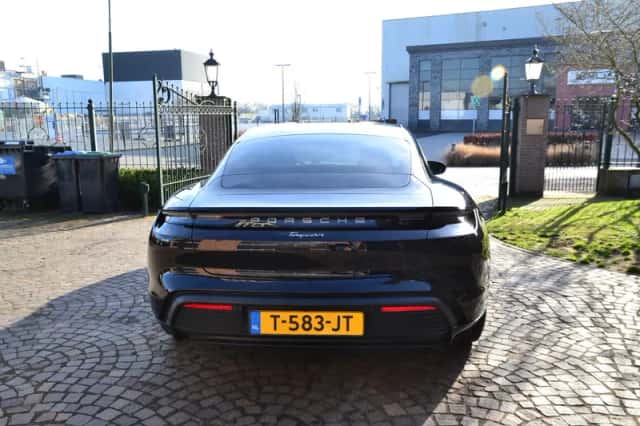 Porsche Taycan (2021) thumbnail 4