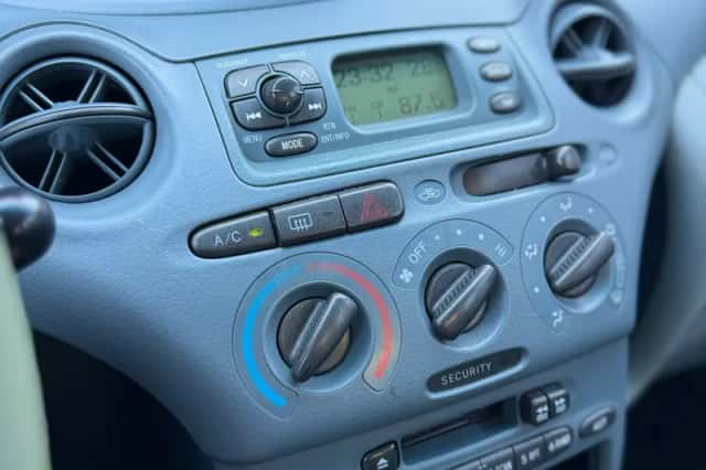 Toyota Yaris (1999) thumbnail 3