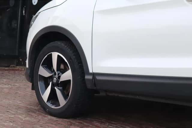 Nissan Qashqai (2015) thumbnail 5
