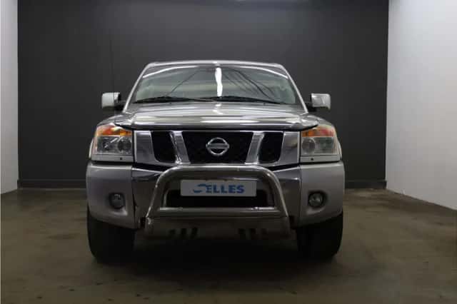Nissan Titan (2011) thumbnail 6